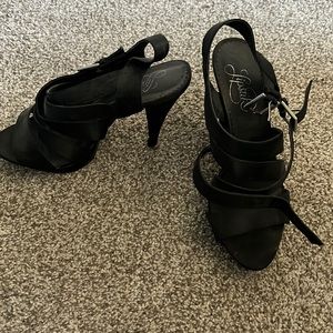 Lipstik Black heels